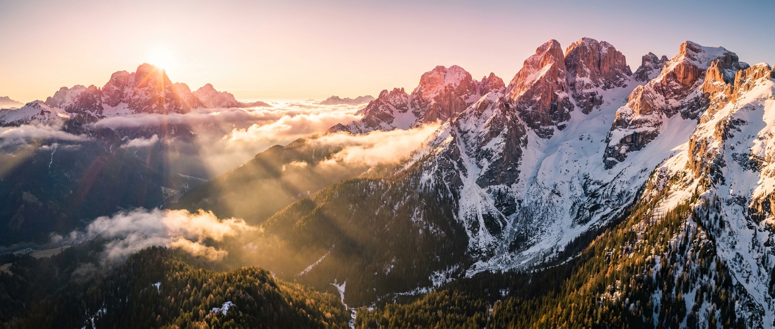 Veduta panoramica delle Dolomiti di Brenta al sorgere del sole